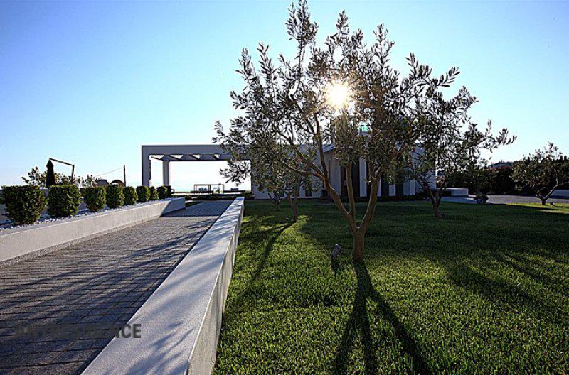 Villa in Panorama, photo #4, listing #2210103