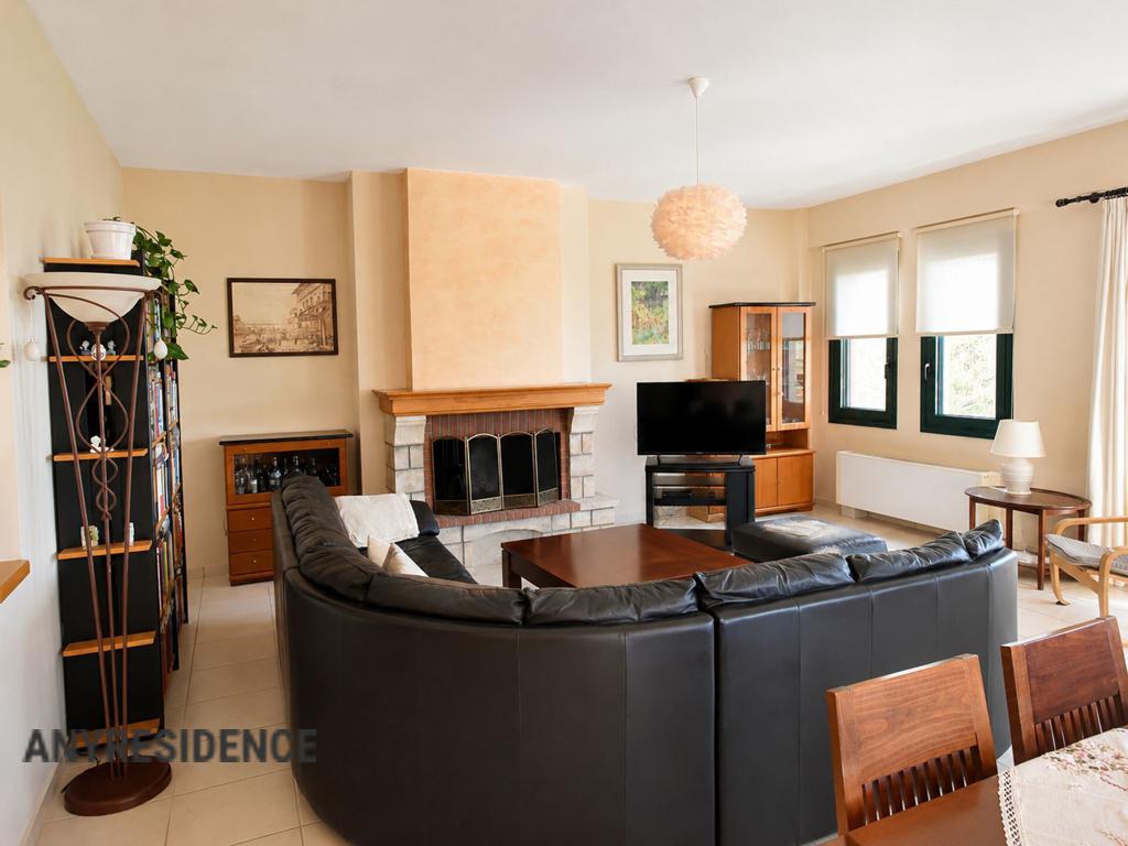 Apartment in Laconia, photo #3, listing #2538559
