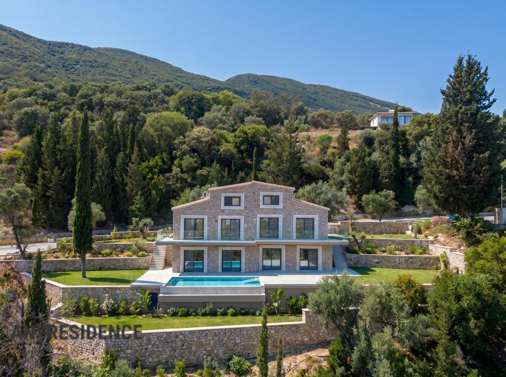 Townhome in Lefkas, photo #2, listing #2536366