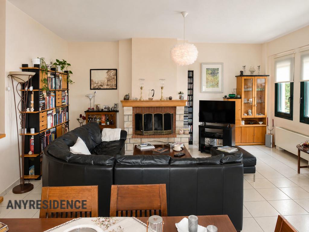 Apartment in Laconia, photo #4, listing #2538559